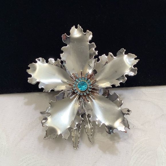Vintage Jewelry - Vintage Large Silver Flower Brooch With Rhinestone